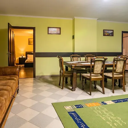 готельний комплекс парламент, Country house Yablunytsya