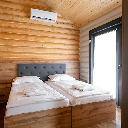 готельний комплекс парламент, Летний дом Яблоница